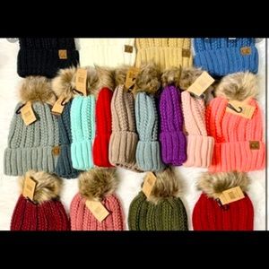 Pom Pom snow hat 🥰